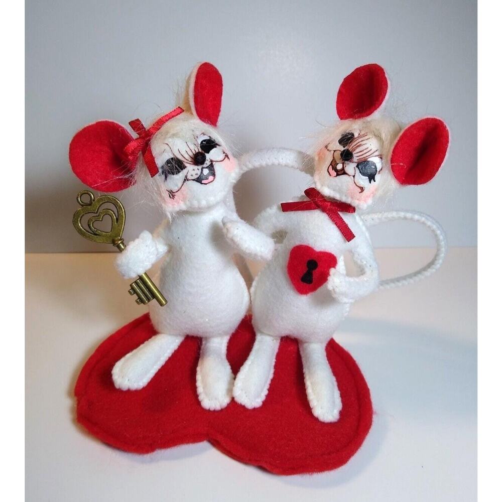 ANNALEE Valentine White Mice Holds Key To His Heart 2008 Anthropomorphic Doll 5"